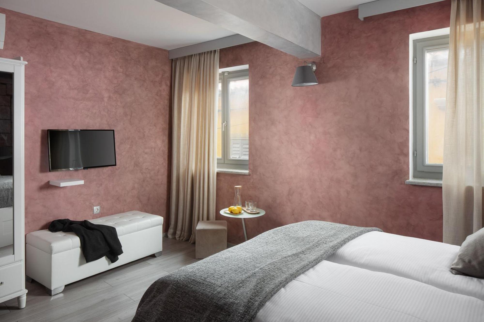 Mirakul Residence In A Cute Historic Town Лабин Екстериор снимка