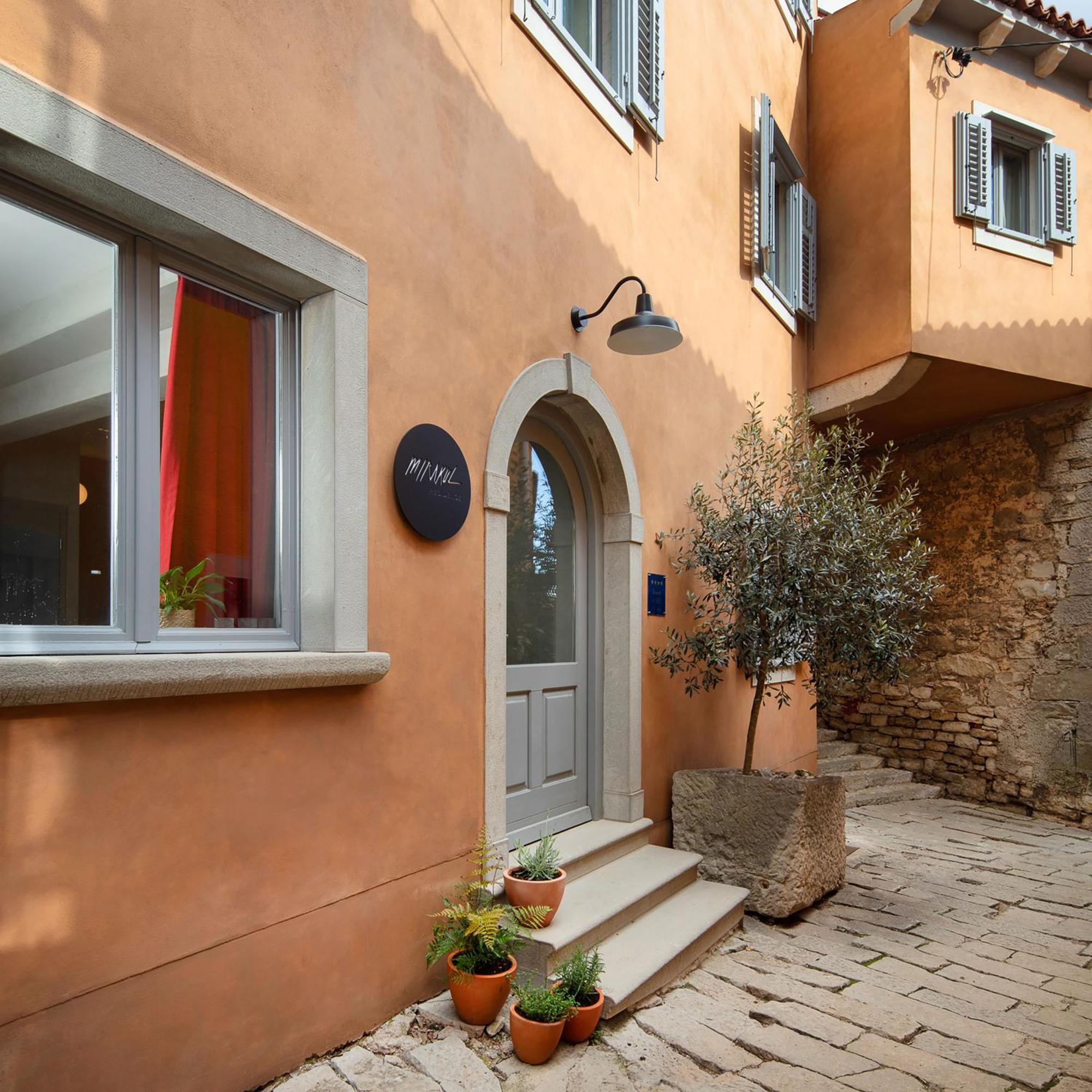 Mirakul Residence In A Cute Historic Town Лабин Екстериор снимка